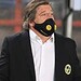 Entrenador de fútbol con mascarilla antifrío, en partido importante en México.