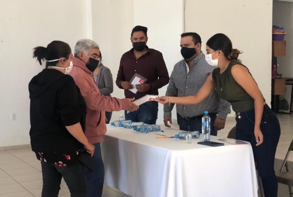 Sistema DIF Municipal Ecuandureo realiza entrega de becas a personas con discapacidad.