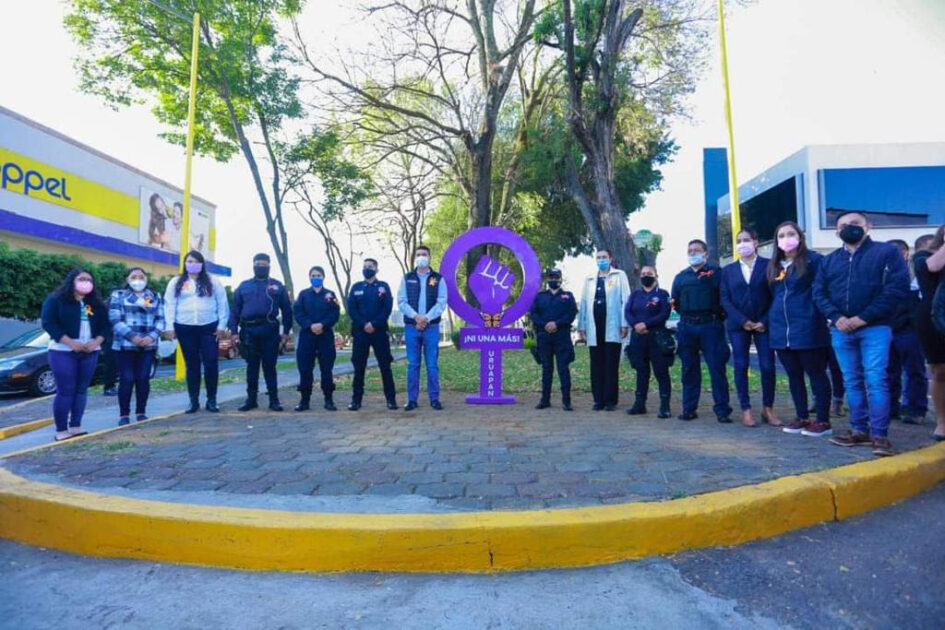 Con un monumento, recuerdan a mujeres víctimas de violencia de género   (Fotogalería)