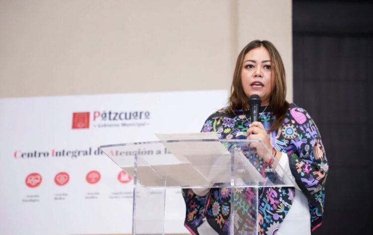 1. Mujer hablando en conferencia con micrófono en Pátzcuaro, municipio de Michoacán.