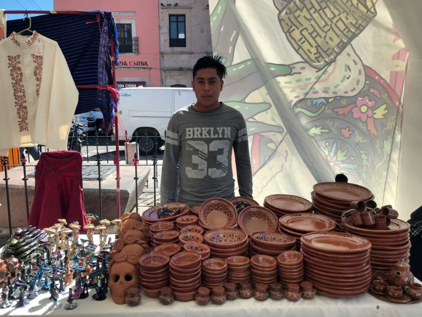 Entregan IAM y FONART apoyos para impulsar la producción artesanal de Michoacán