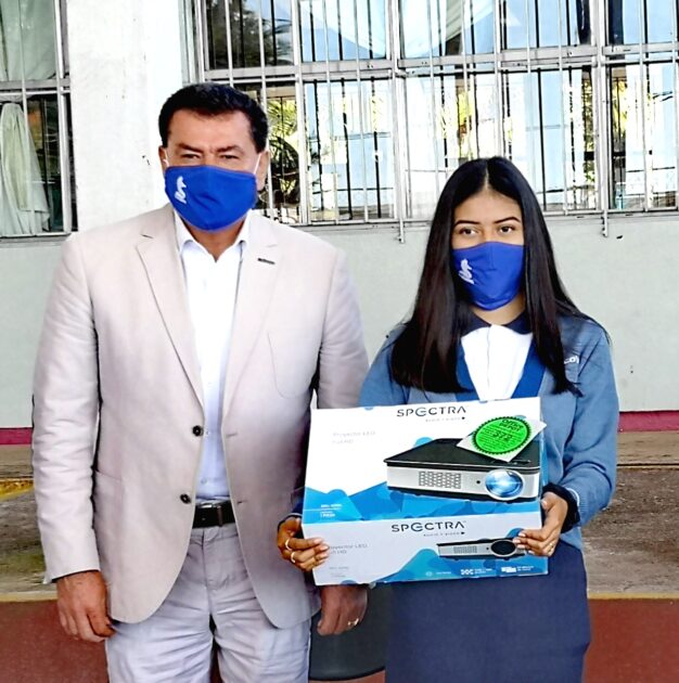 Entrega SEE dispositivos electrónicos a estudiantes del Cobaem