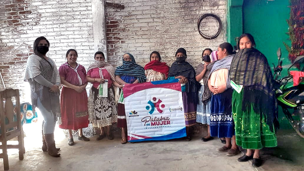 Reciben mujeres de cinco municipios créditos y kits de embarazo