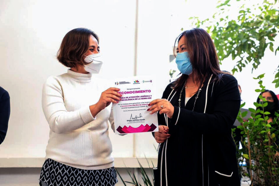 Entregan reconocimientos al personal de atención de violencia de género de la Seimujer