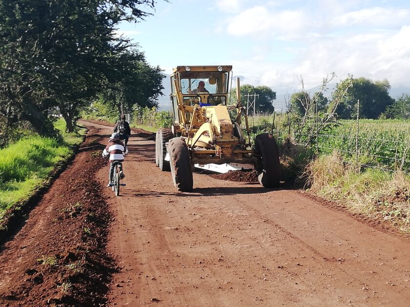 Dan mantenimiento profundo a camino de Los Espinos – Zamora