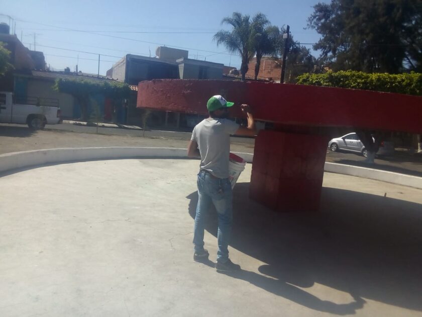 Dan mantenimiento a áreas verdes de Las Fuentes