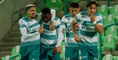 Santos Laguna le pega a Cruz Azul en debut del técnico Juan Reynoso