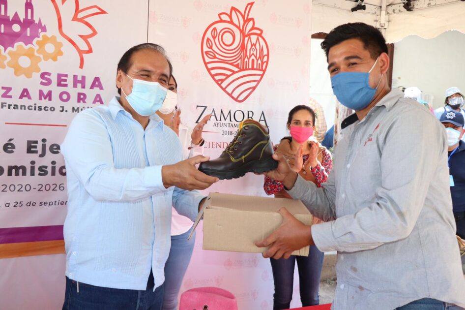 Alcalde entrega calzado a personal municipal en Zamora