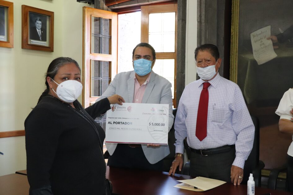 Entrega Ayuntamiento zamorano créditos del Programa “Palabra De Mujer”