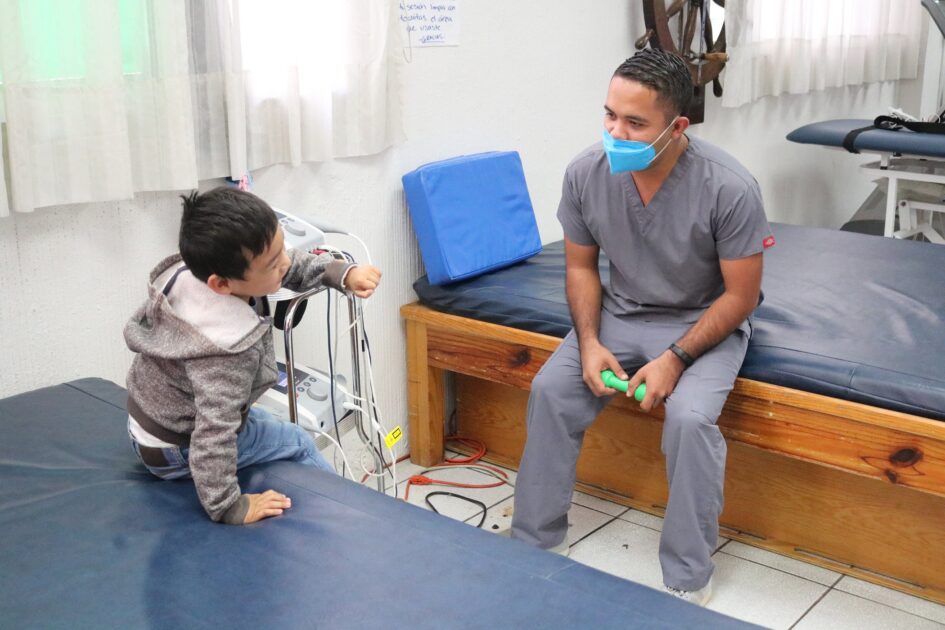 Ayuda DIF Zamora al pequeño Alexander