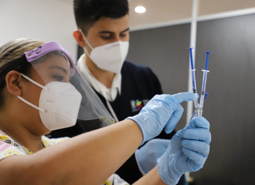 Por concluir, la meta de vacunación contra COVID-19 a personal de salud