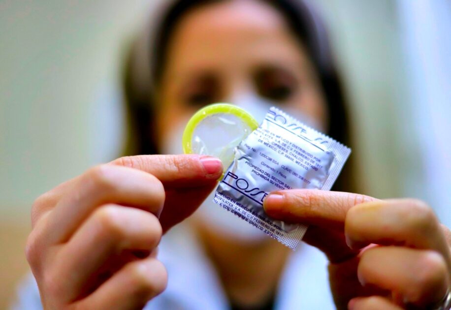 Promueve SSM uso de condón entre los jóvenes michoacanos