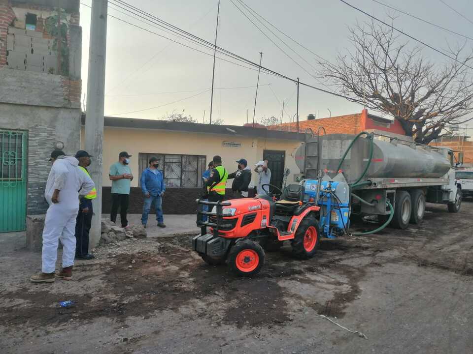 Gobierno zamorano sanitiza, descacharriza y aplica Abate en colonias y comunidades