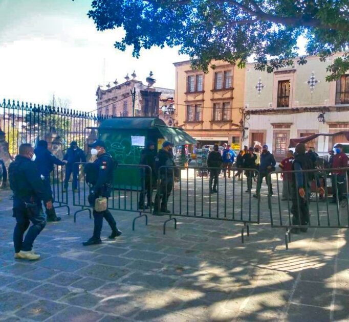 Coloca SSP vallas metálicas en plazas públicas de Morelia