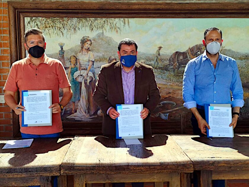 Signan convenio de colaboración para mejora de espacios en Cobaem