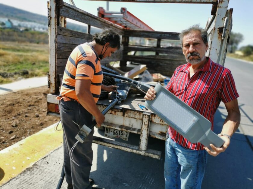 Rehabilitan alumbrado público en acceso a Monte Olivo