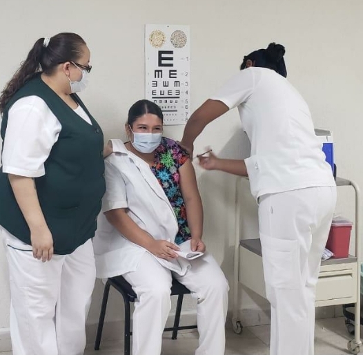 CONTINÚA IMSS MICHOACÁN VACUNACIÓN A PERSONAL  DEL HGSZ-MF DE APATZINGÁN