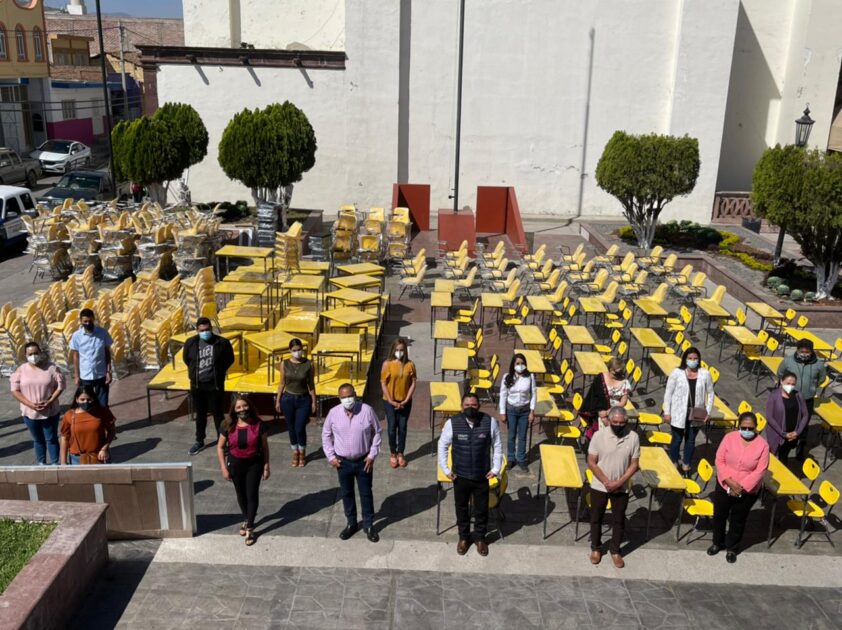 Dr. Infante entrega mobiliario en 5 escuelas de municipio de Ecuandureo