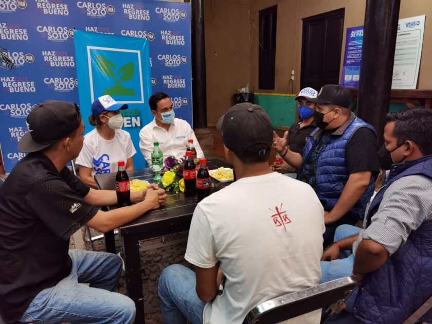 Carlos Soto platicó con artistas urbanos