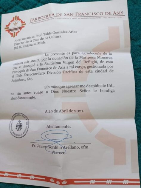 La parroquia de Acámbaro entrega agradecimiento a Tayde González Arias.