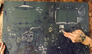 Con materiales de reciclaje, la artista Isabel Tello promueve el arte en Puebla