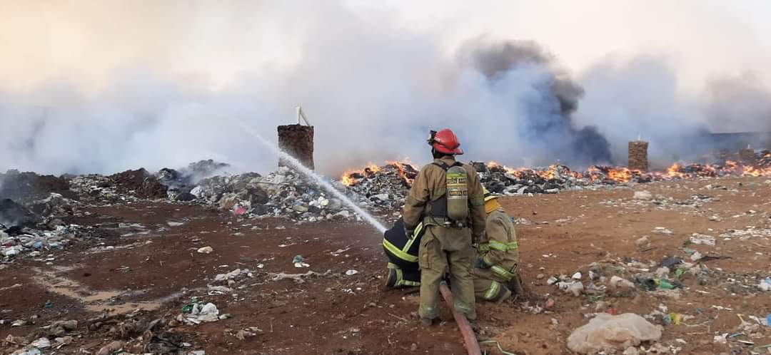 Combaten incendio en tiradero de Jacona los Bomberos zamoranos