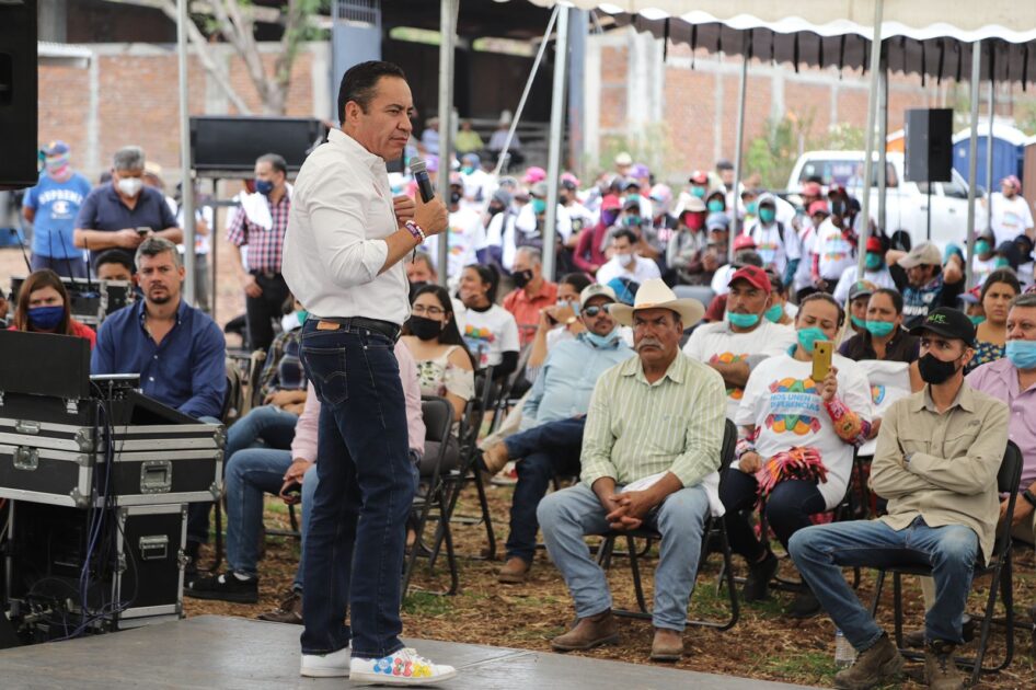 Se suman miles trabajadores y productores de berries con Carlos Herrera