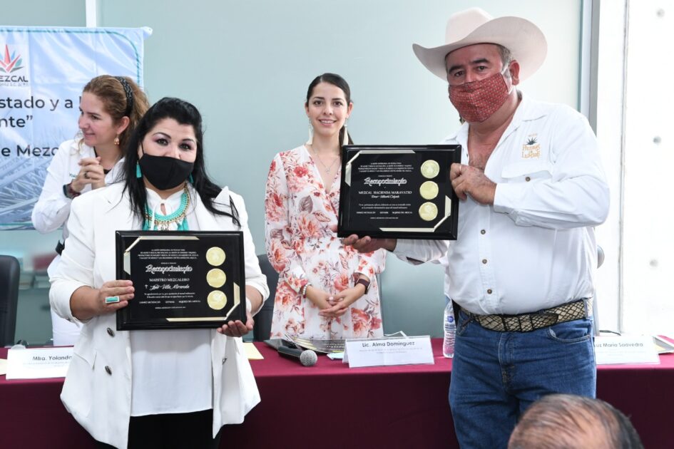 Reconocen mezcaleros a empresas ganadoras de premios internacionales