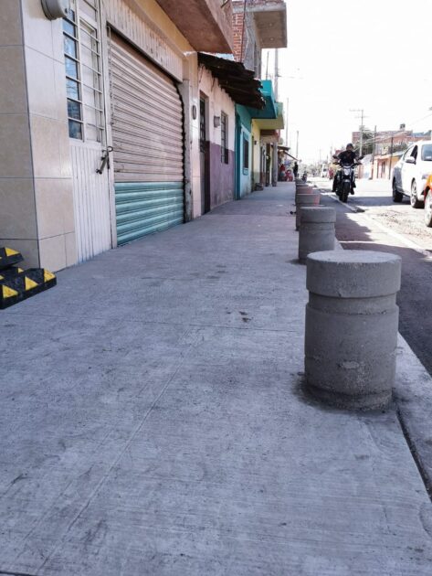 Construyen banqueta Norte en Avenida Juárez Poniente