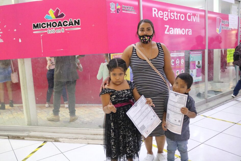 DIF Zamora apoya registrar a dos menores de edad