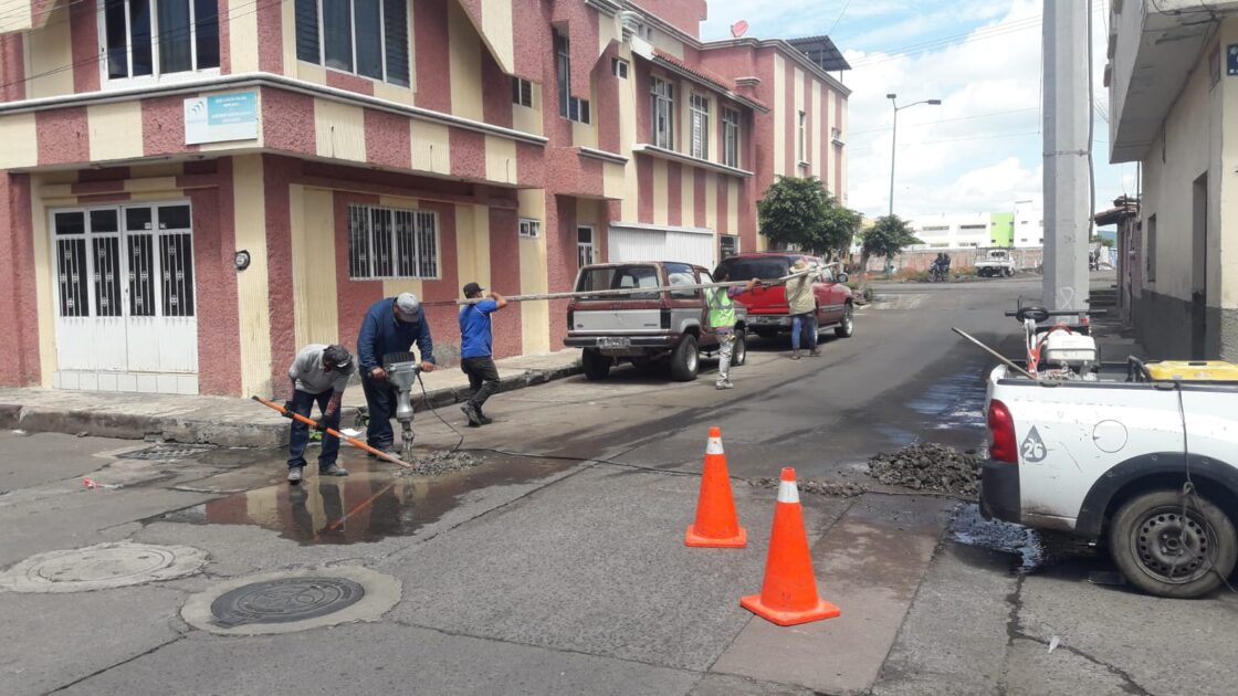 Atiende SAPAZ fuga de agua en la colonia Centro de Zamora