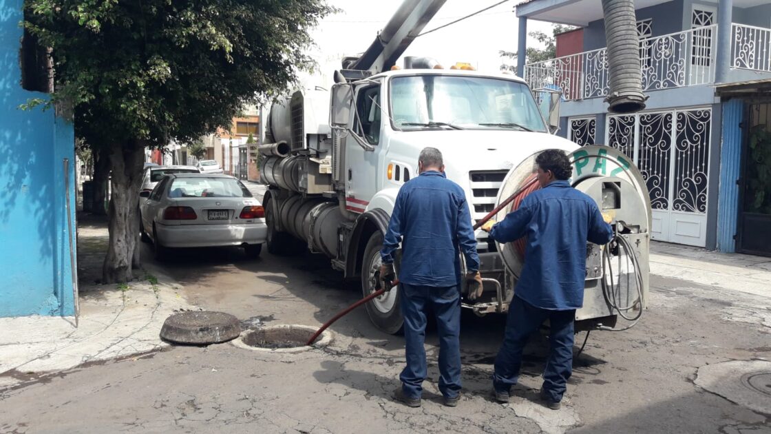 Limpia y desazolve SAPAZ red de drenaje en Balcones de Zamora