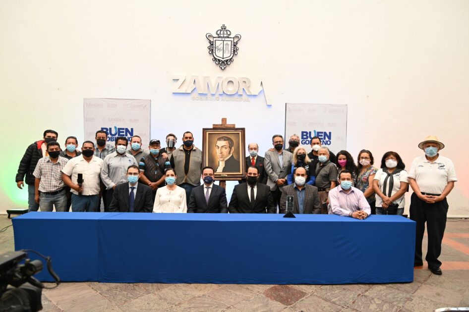 Entregaron presea “José Sixto Verduzco” al Sector Salud