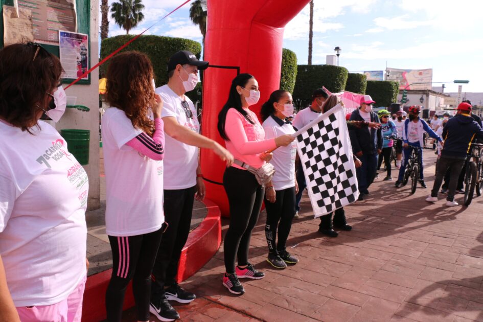Realiza Adriana Hernández 7ª Carrera Rosa para reforzar acciones contra el cáncer de mama