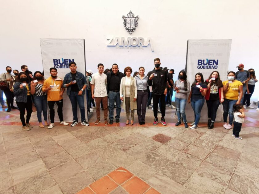 Con tarjetas “Orgullo Joven” Gobierno municipal apoya a los jóvenes  Zamoranos