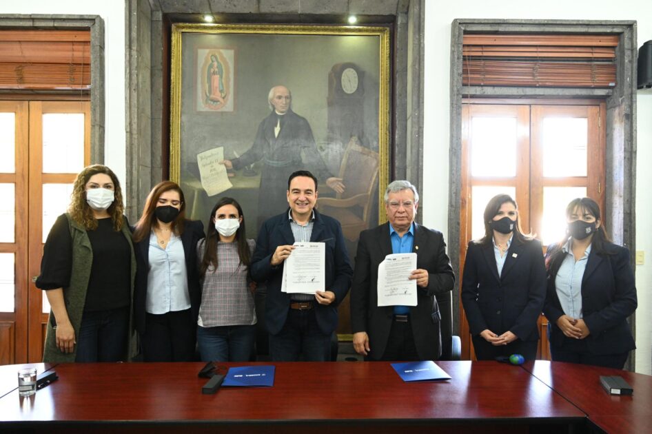 Carlos Soto firma convenio con UNIVA, por la educación de los jóvenes Zamoranos