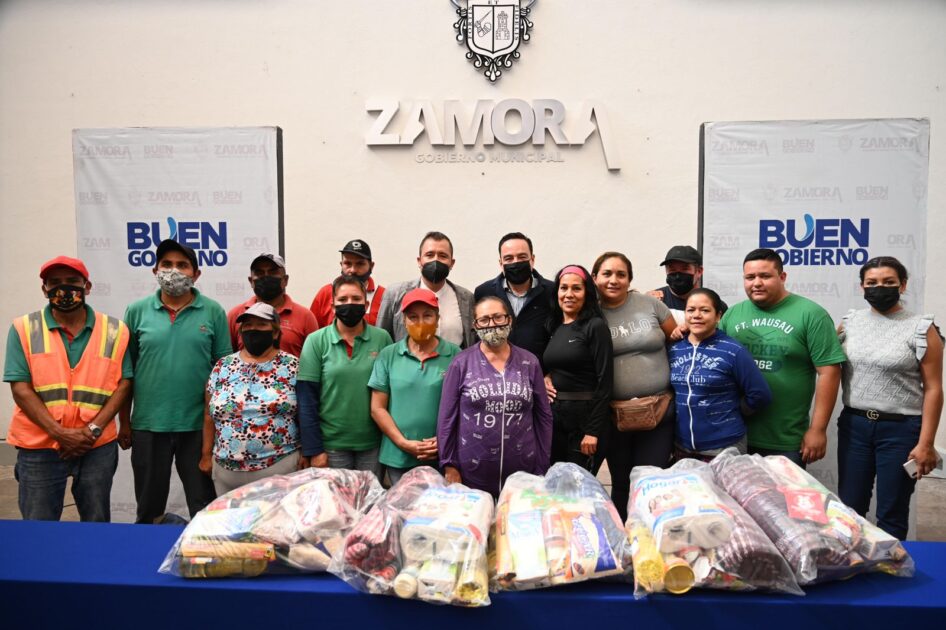 Carlos Soto Delgado entrega despensas y cobijas a empleados sindicalizados del ayuntamiento