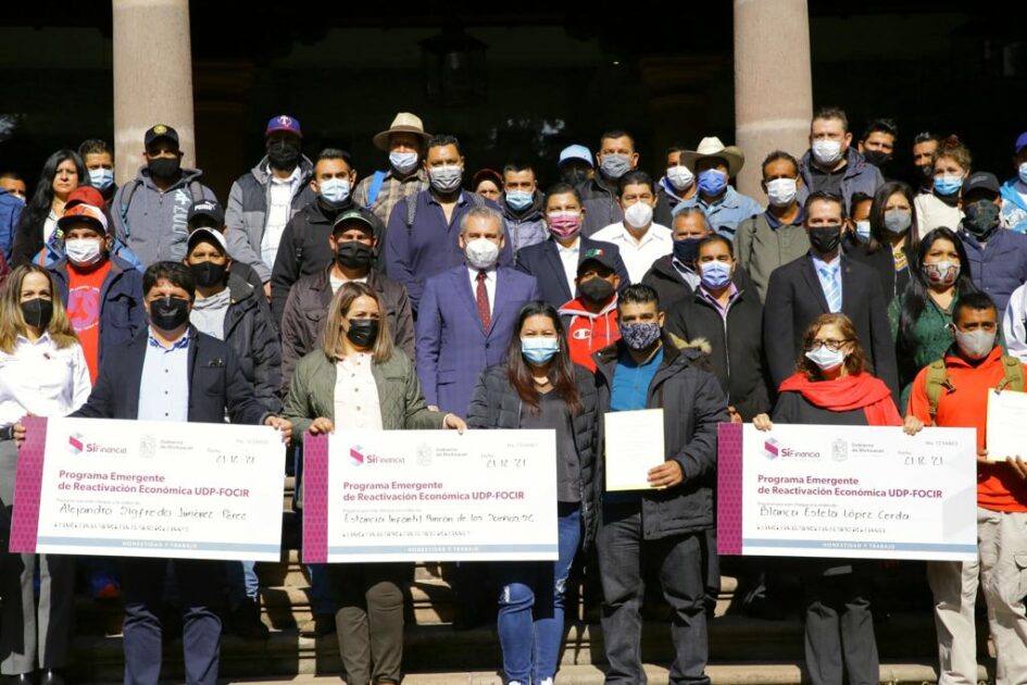 Bedolla entrega $1.3 mdp en créditos para aminorar el impacto de la pandemia en negocios