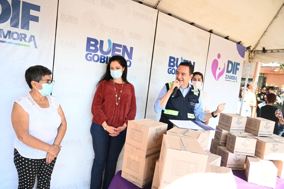 Recorre Carlos Soto colonias vulnerables en Zamora, visitó a vecinos de Valle Dorado.