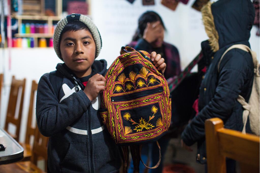 Niñas y niños mantienen viva la creación de bordados y textiles