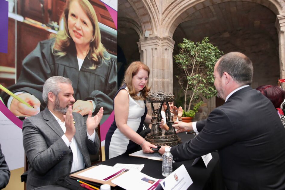 *En Michoacán seguiremos trabajando por hacer justicia a las mujeres: Bedolla*