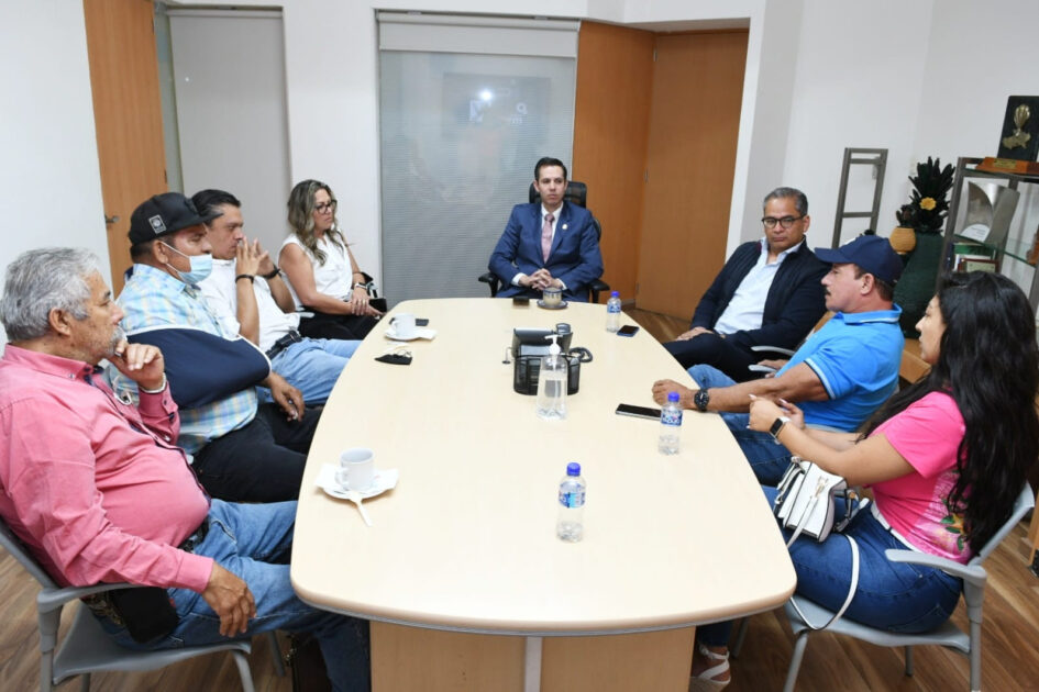 Presentan proyecto agroindustrial de aguacate al titular de la Sedeco