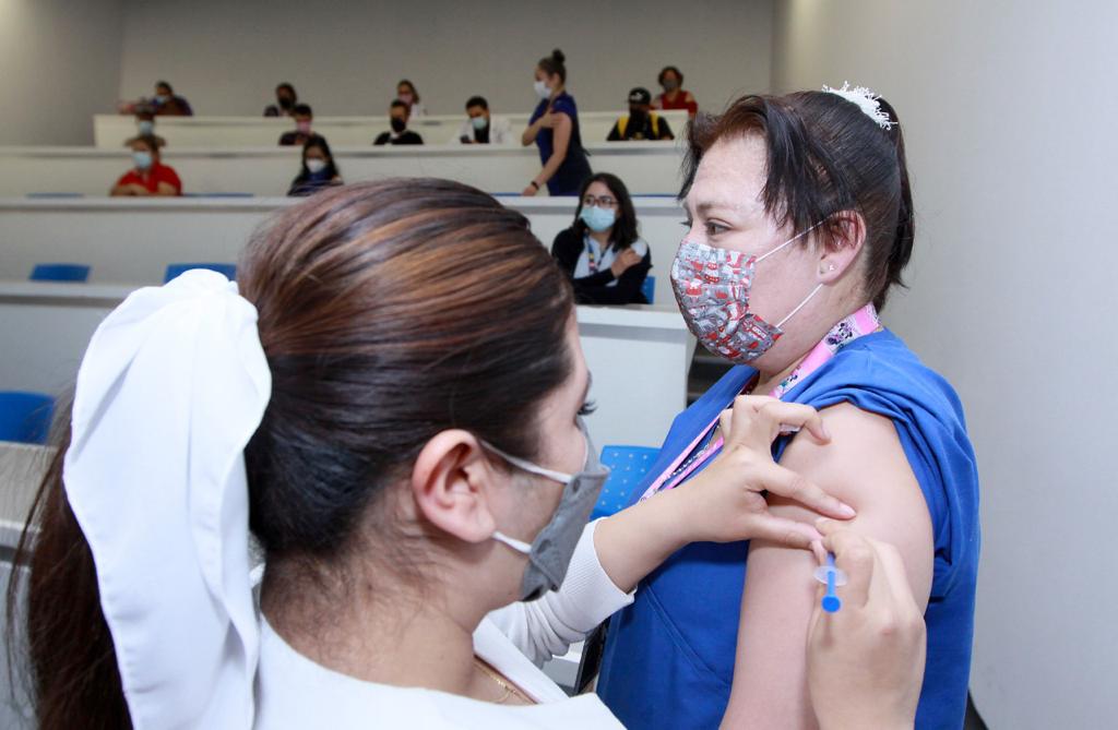IMSS y SNTSS coordinan esfuerzos para reforzar la vacunación para  personal de salud que atiende COVID-19