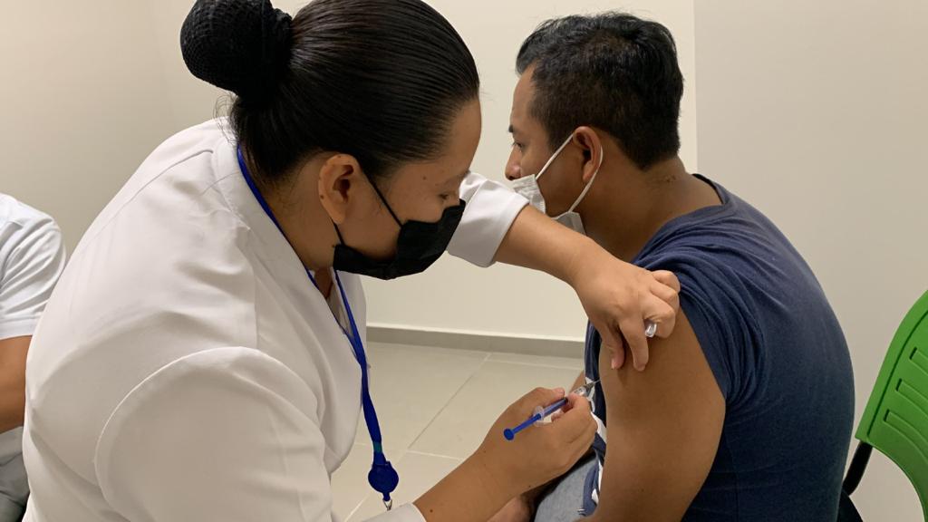 IMSS despliega estrategia de vacunación contra COVID-19 en  establecimientos de Salud Digna A.C.