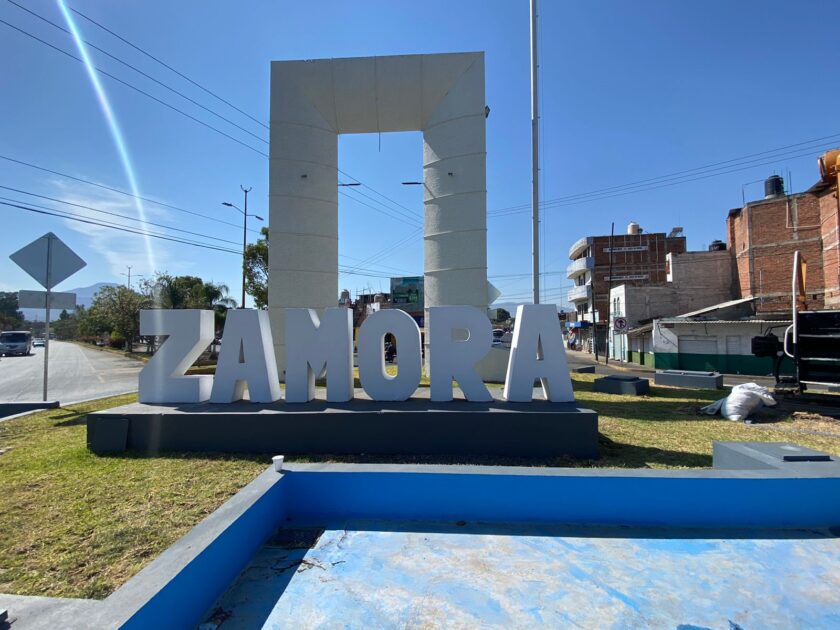 Restauran daños del letrero de “Zamora”