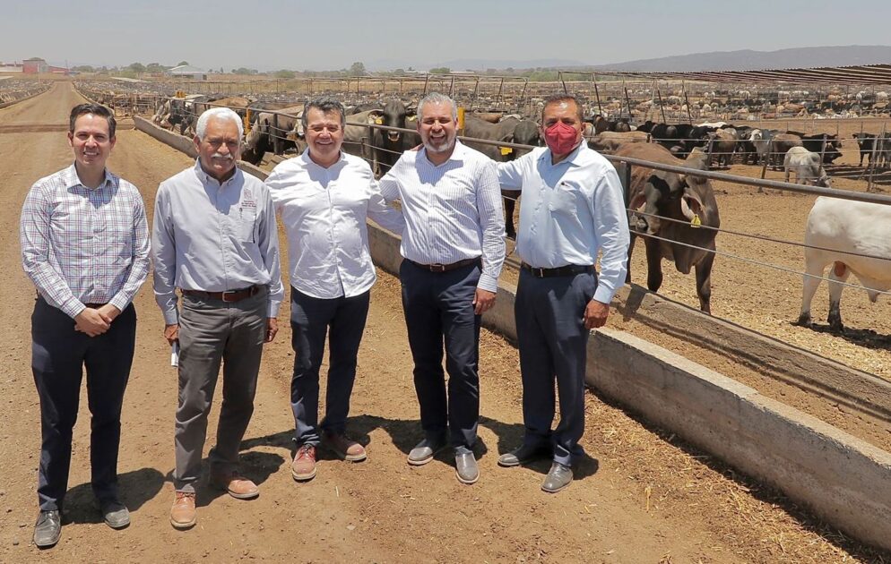 *Bedolla logra que SuKarne done 20 mil toneladas de composta para generar abono y apoyar al campo michoacano*