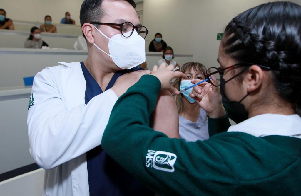 IMSS y SNTSS coordinan esfuerzos para reforzar la vacunación para personal de salud que atiende COVID-19
