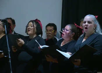 Coral de cantantes femeninas en un concierto en vivo, mostrando pasión y emoción.