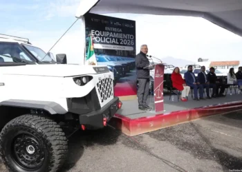Camión policial nuevo en evento de entrega de equipo en Morelia, Michoacán.