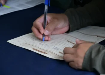 Escribir y preencher formulario de solicitud de empleo en escritorio.